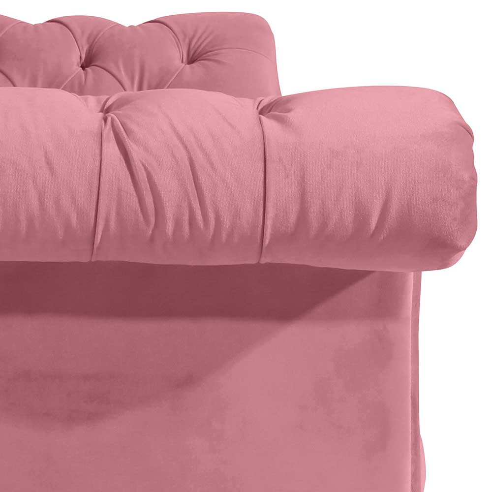 Nahaufnahme der gerollten Armlehne und der Knopfheftung des rosa 2er Sofas – Clewono
