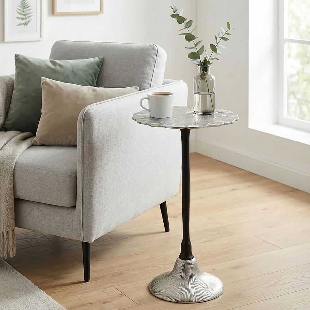 Eleganter Metall-Beistelltisch mit Blüten-Design neben einem Sofa im Wohnzimmer – Damrag