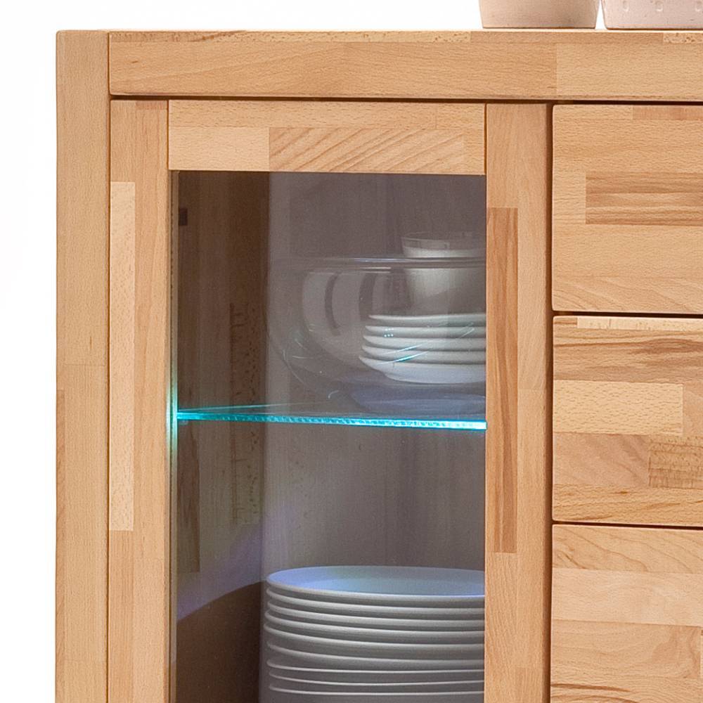 Vitrinenschrank Detail mit blauer LED-Beleuchtung im Glasfach und gestapeltem Geschirr – Levandro