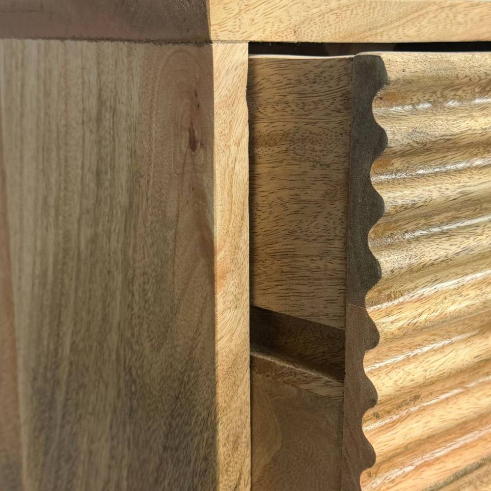 Geriffelte Oberfläche der Schubladenfront aus Mangoholz mit Wellenstruktur – Beato