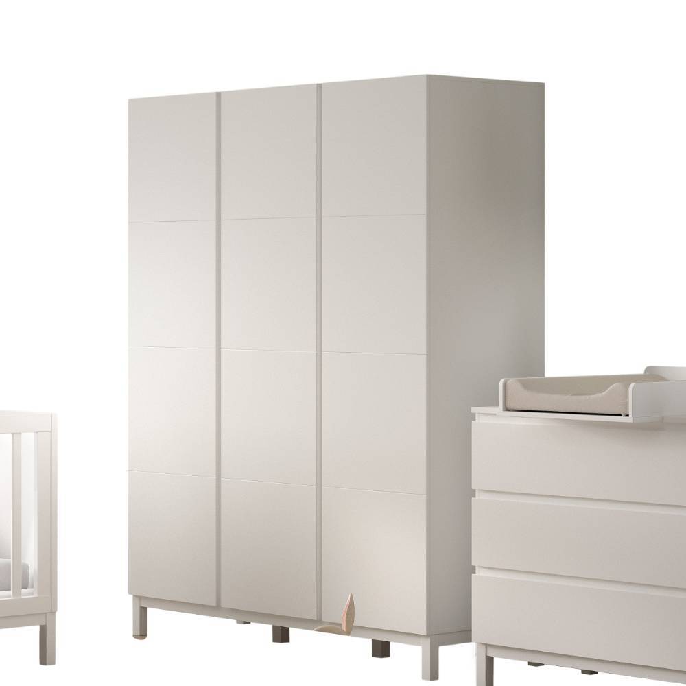 Geräumiger weißer Kleiderschrank mit drei Türen und ein Teil der Wickelkommode aus dem Möbelset – Crocinol
