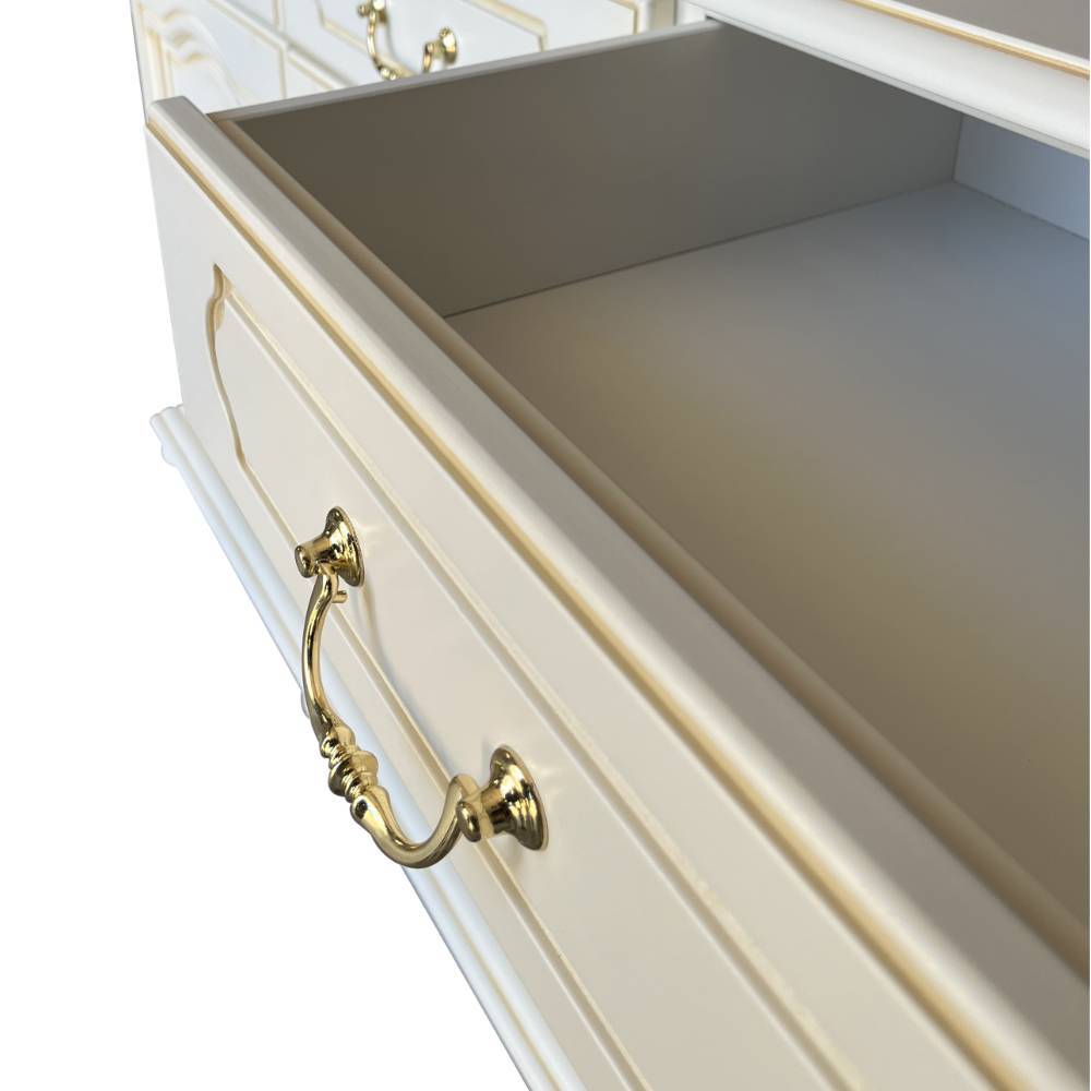Geöffnete Schublade des antikweißen Sideboards mit goldfarbenem Griff und Innenleben – Cognac