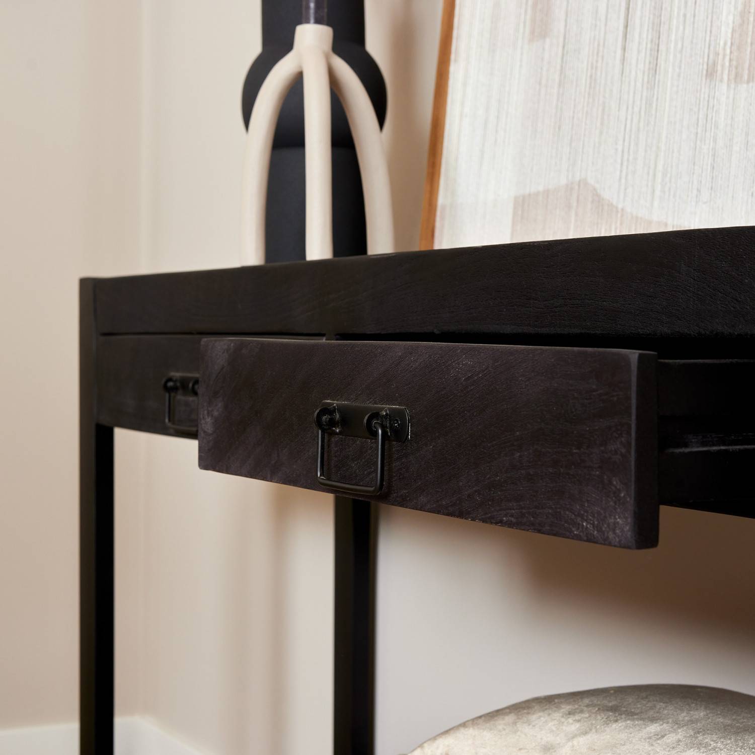 Offene Schublade des schwarzen Konsolentisches mit Metallgriff – Lamisca