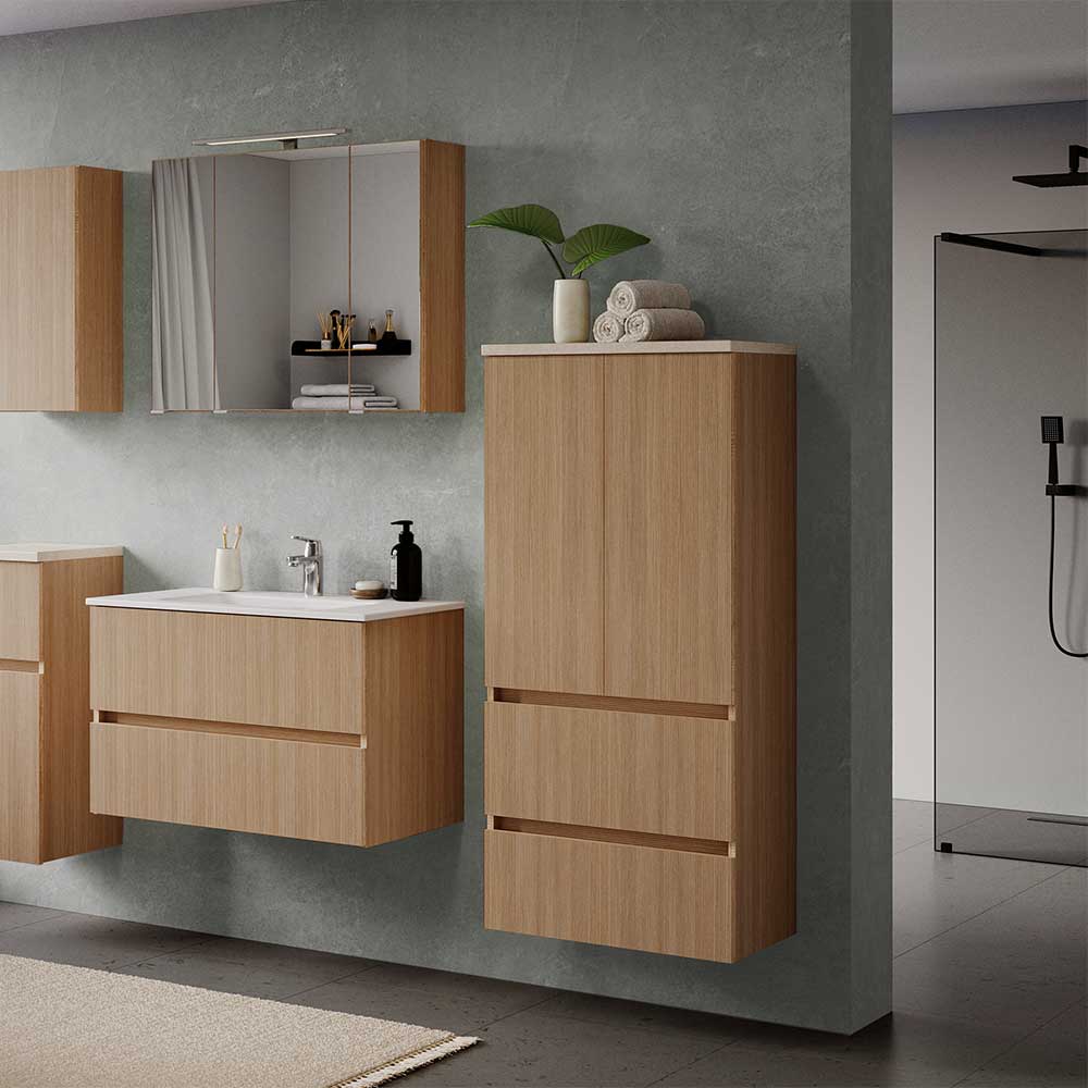Hängender breiter Midischrank in hellem Holzton im modernen Badezimmerambiente – Vibulam
