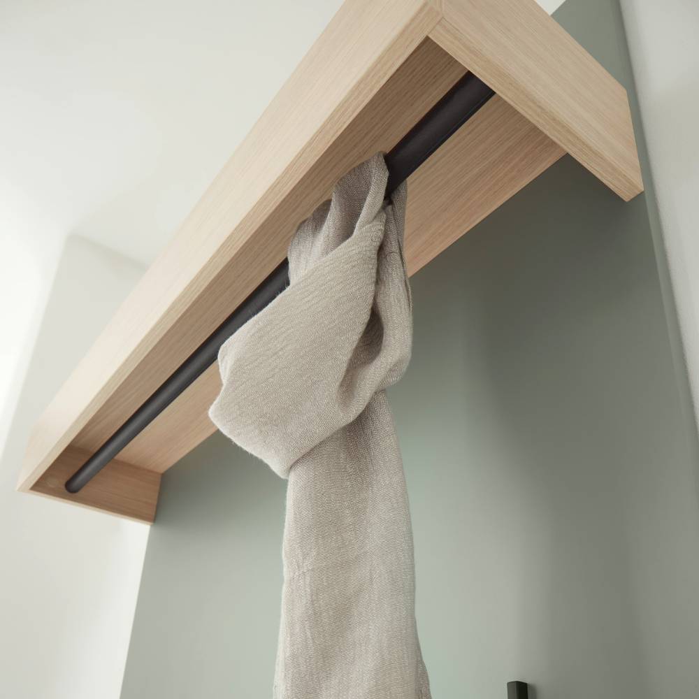 Garderobenablage aus heller Holznachbildung mit schwarzer Hängestange für Schals und Jacken – Socotta