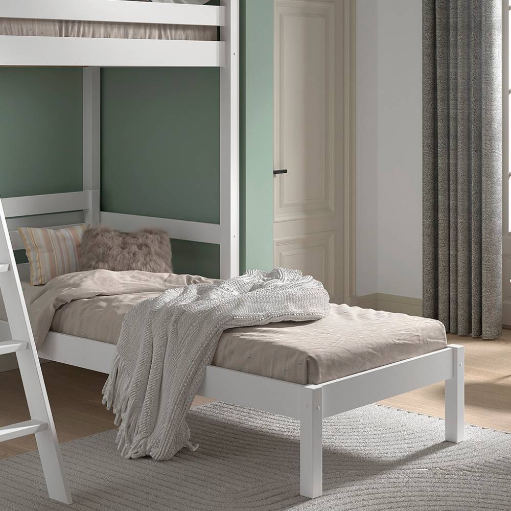 Unteres Bett des weißen Etagenbetts mit beiger Bettwäsche im Schlafzimmer – Napcolia