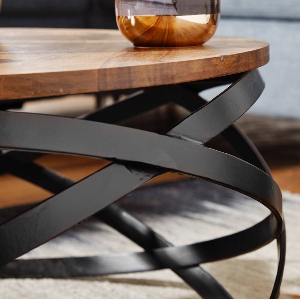 Schwarzes Metallgestell des Couchtisches mit robustem Sheesham Massivholzrand im Detail – Facanella