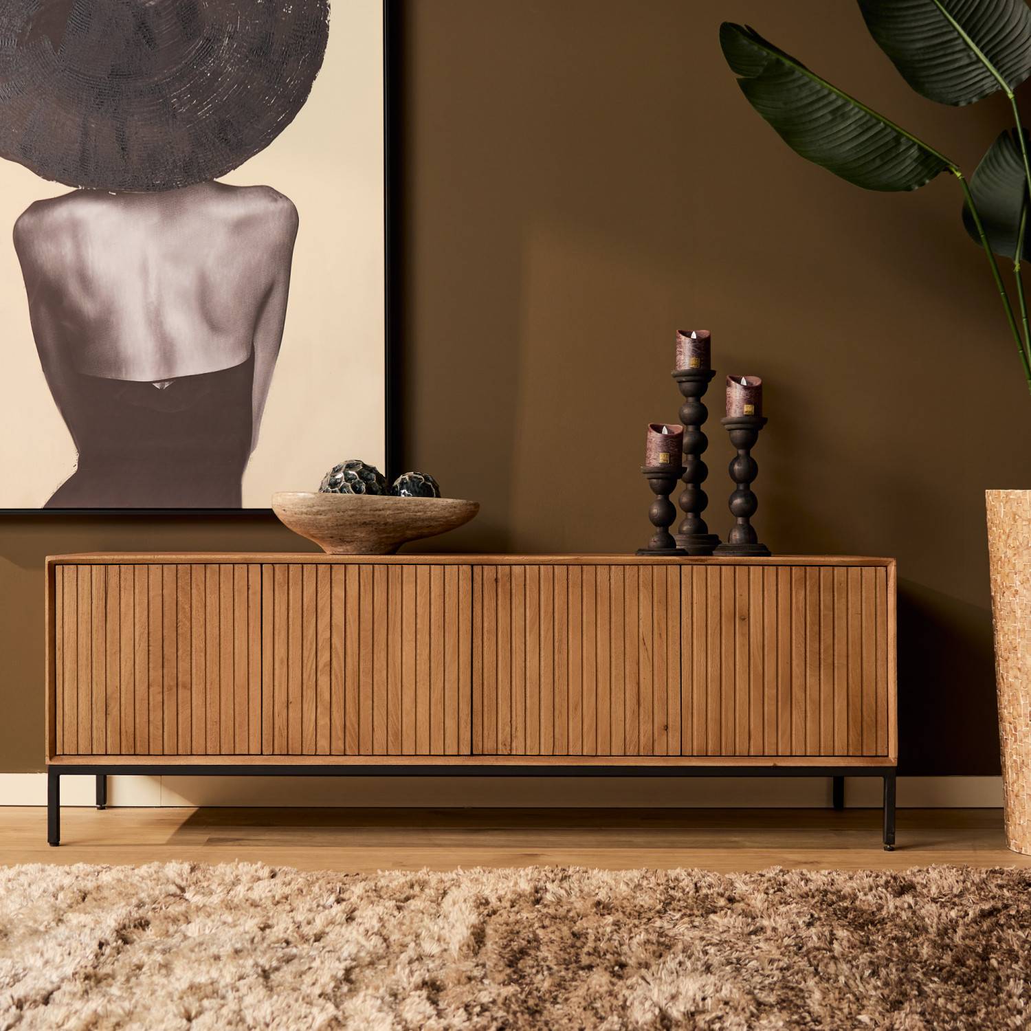 Elegantes Holz-Sideboard mit gerillten Türen und schwarzem Gestell im Wohnbereich – Kojas