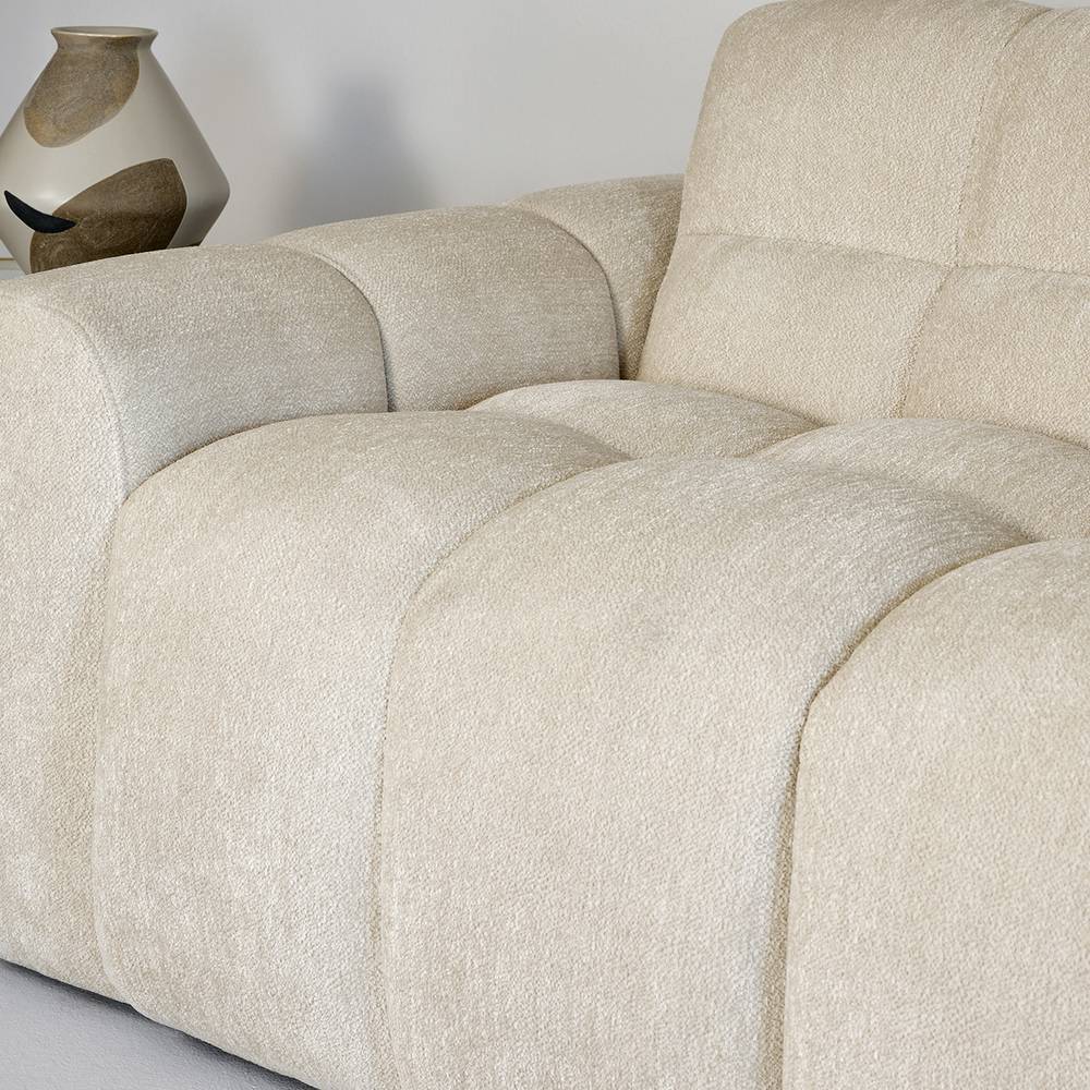 Struktur des weichen Boucle Stoffs auf dem beigen Ecksofa mit gepolsterten Segmenten – Vedition