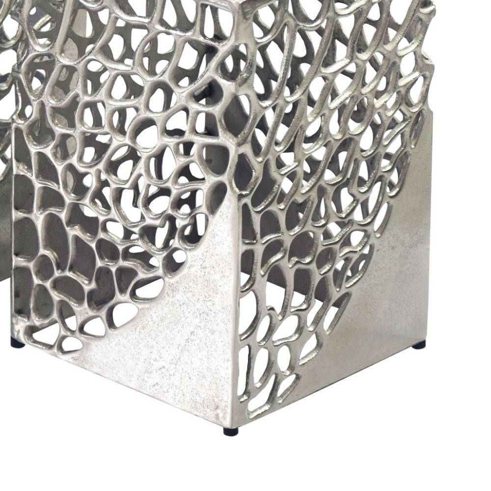 Eckdetail des silberfarbenen Beistelltisches mit filigraner Gitterstruktur aus Metall – Floto