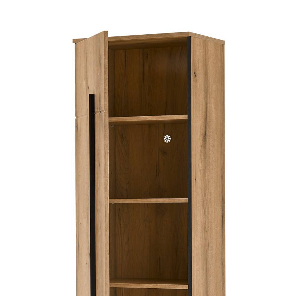 Garderobenschrank in Eiche Optik mit leicht geöffneter Tür und praktischen Innenregalen – Moviess