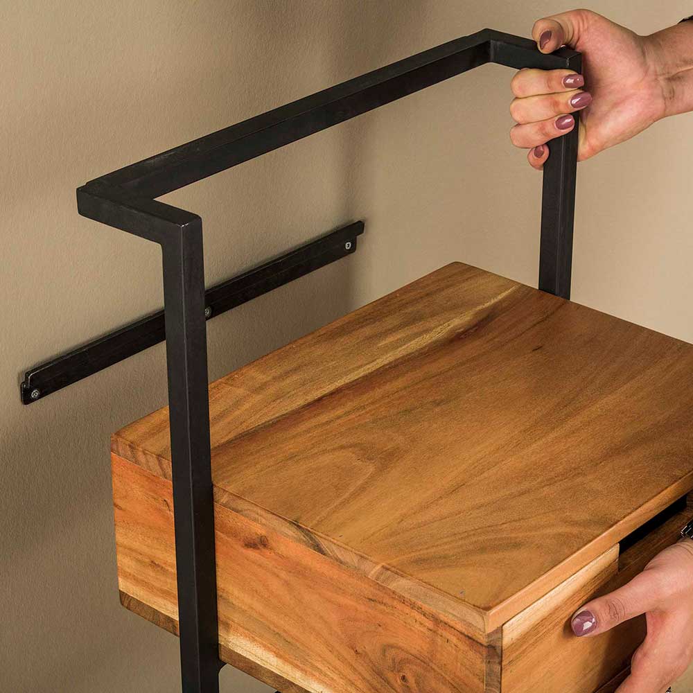 Wand-Nachttisch aus Akazie Massivholz mit schwarzem Metallrahmen bei der Wandmontage – Lescas