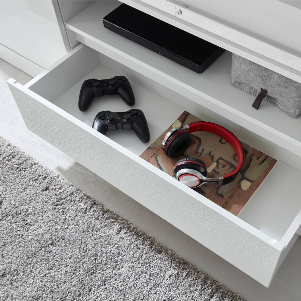 Offene Schublade des weißen TV-Lowboards mit Stauraum für Gaming-Zubehör – Memphys