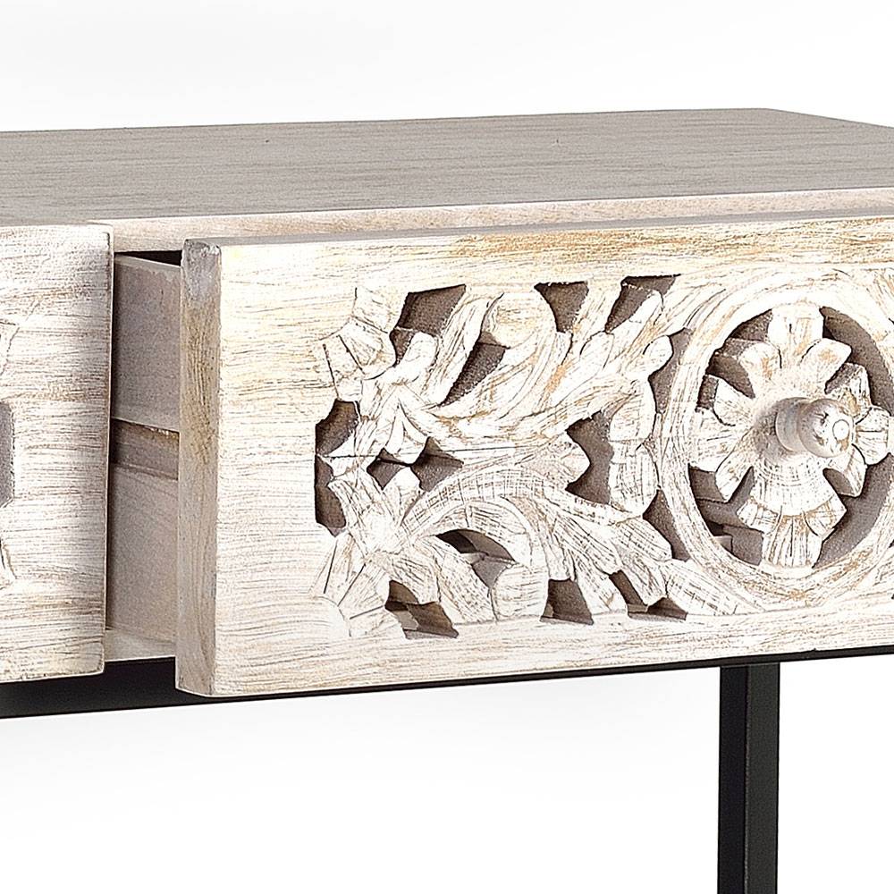Geöffnete Schublade des Flurkonsolentisches mit handgeschnitztem Blumenmuster und Holzfront – Anatto