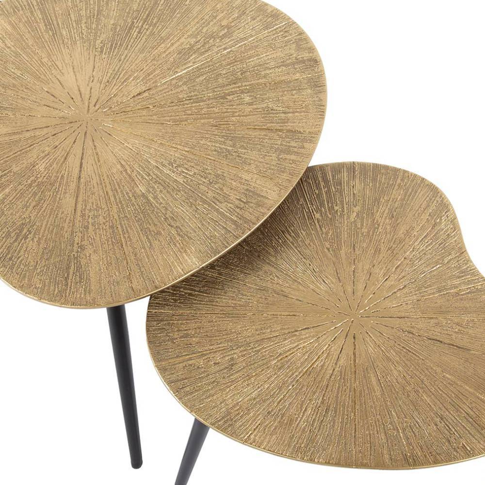 Zwei goldene Nierentische mit strukturierter Oberfläche und schwarzen Beinen, elegant und modern – Jakahara