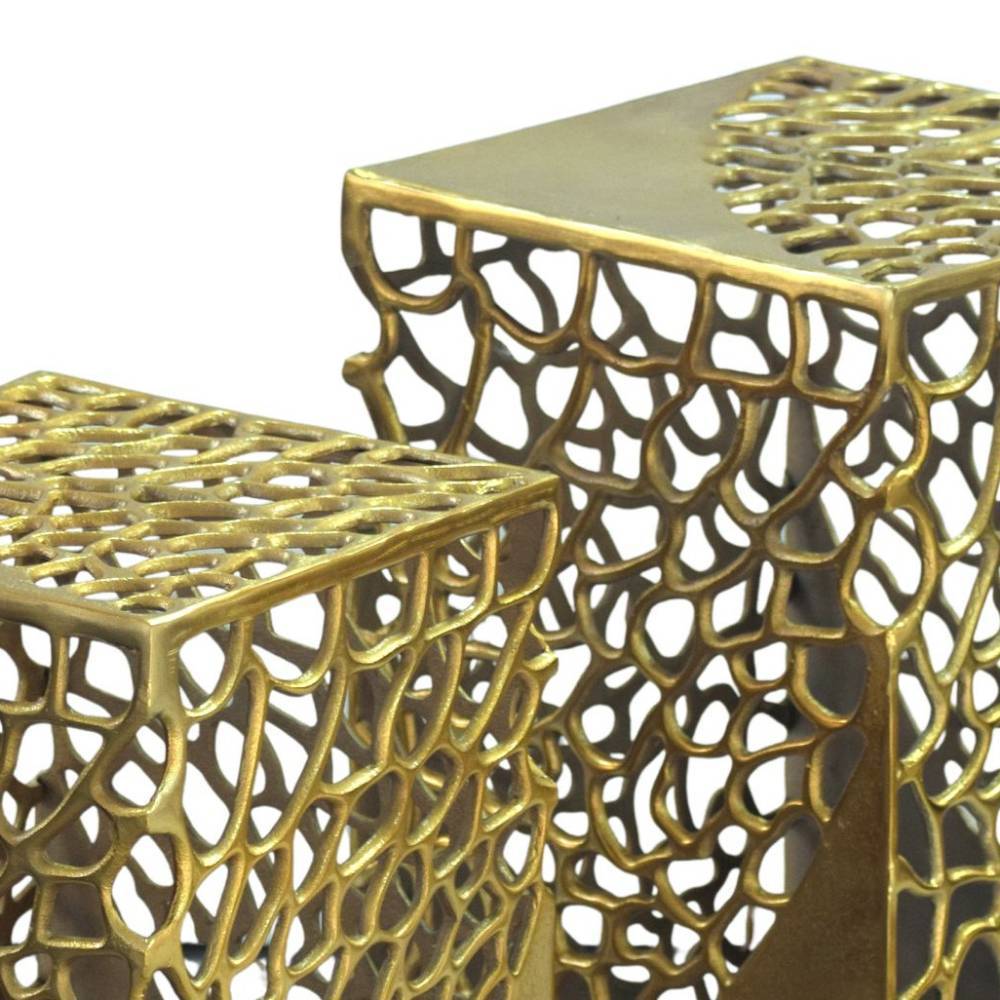 Zwei goldene Beistelltische mit filigranem Muster als Duo – Ortensia