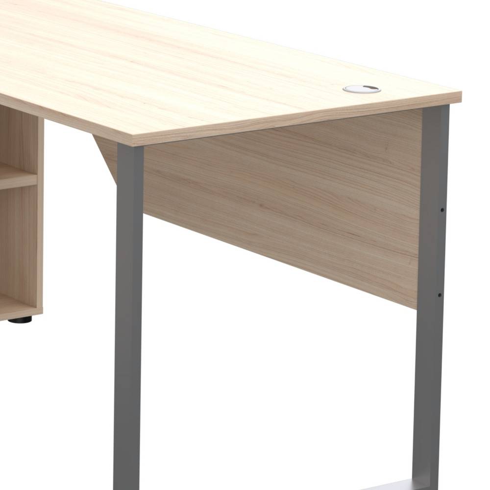 Arbeitsplatte des Schreibtisches in heller Holzoptik mit Kabeldurchlass und stabilem Metallgestell – Jantala