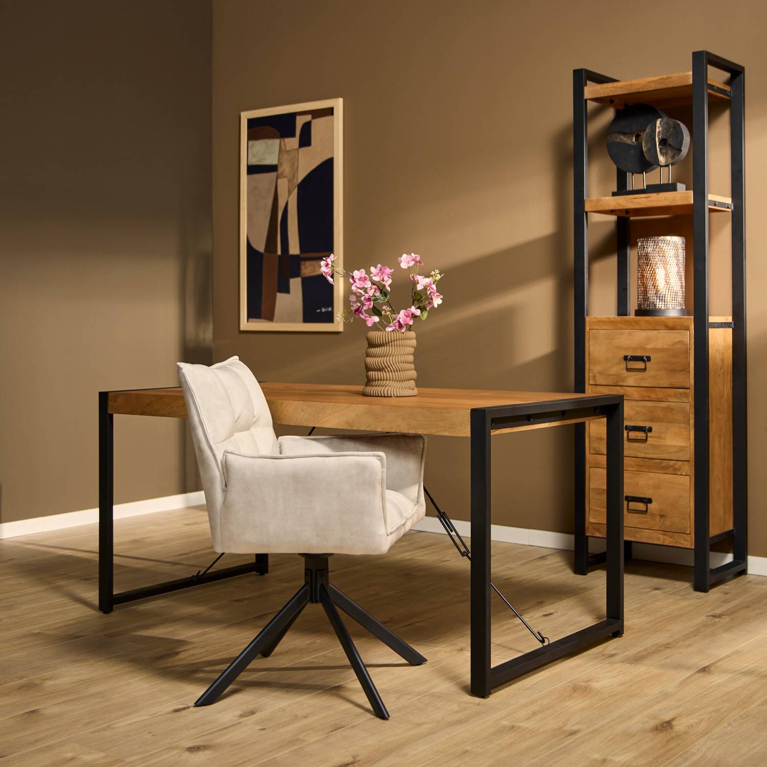 Moderner Schreibtisch aus Mangoholz mit schwarzem Metallgestell im Arbeitszimmer – Ceria