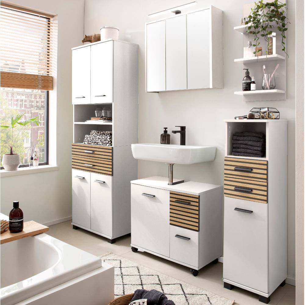 Hoher Badunterschrank in Mattweiß mit Holzfront-Details in einem modernen Badezimmer – Pravoria