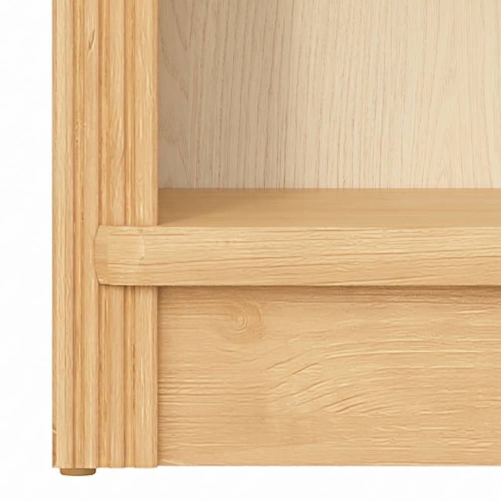 Detail der unteren Seitenverkleidung am Kiefernholz Schrank mit vertikalen Rillen – Snog