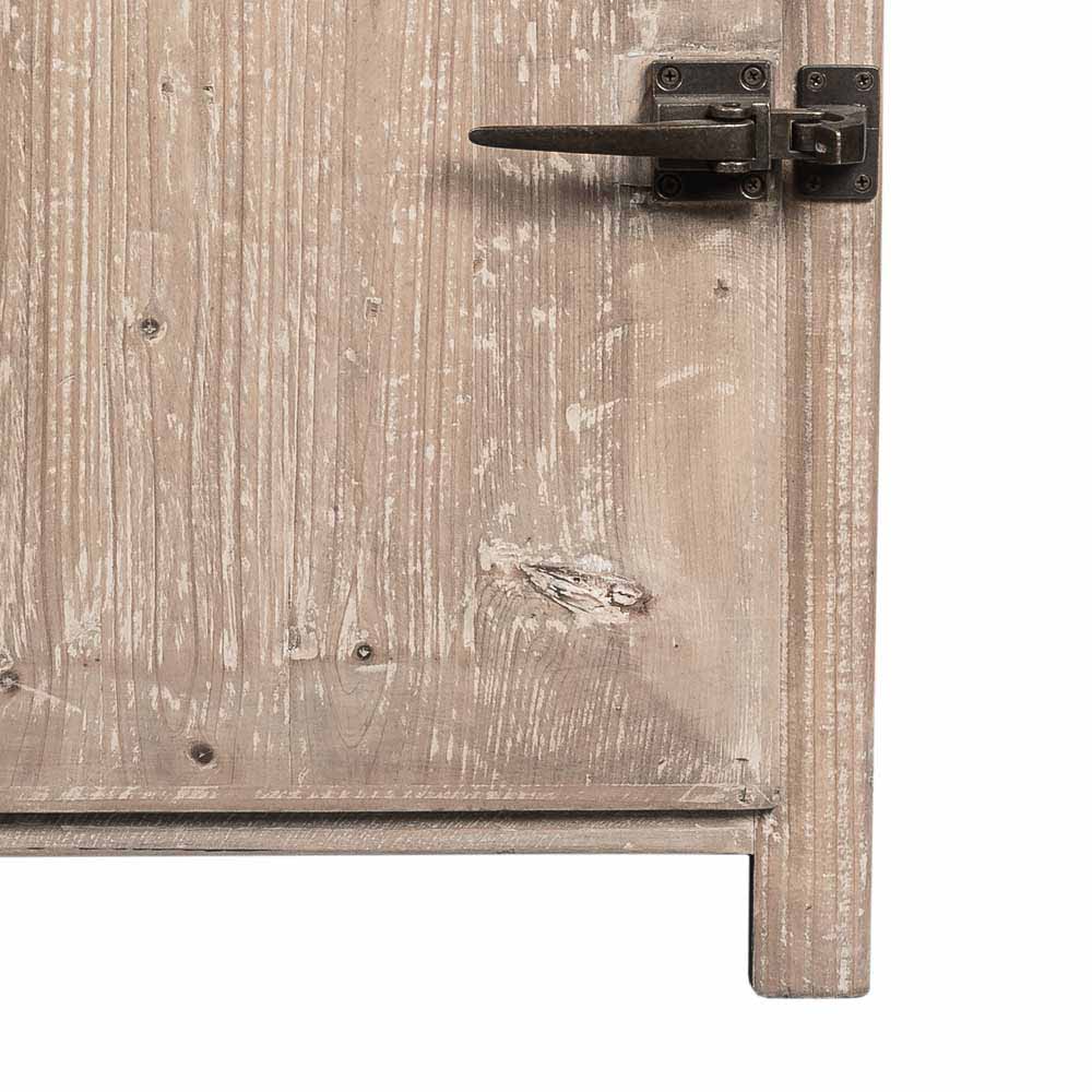 Rustikale Küchenkommode mit hellem Holz und dunklem Metallriegel an der Tür – Ashvills