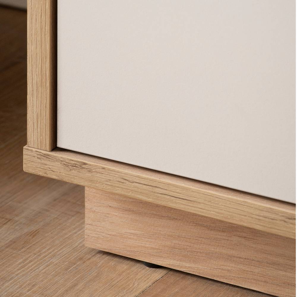 Stabiler Sockel vom Highboard Vitrinenschrank in heller Holzoptik auf Parkettboden – Spain