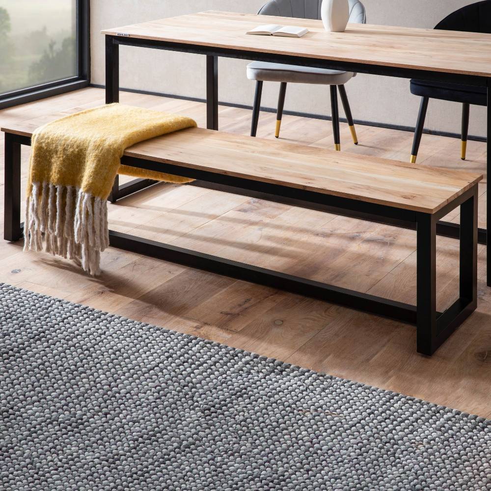 Esszimmerbank aus Holz und Metall in moderner Einrichtung mit gelber Decke – Krispan