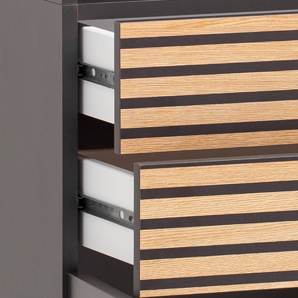 Ausgezogene Schubladen mit gestreiften Holzfronten und Metallschienen des Bad Hochschranks – Zyrian