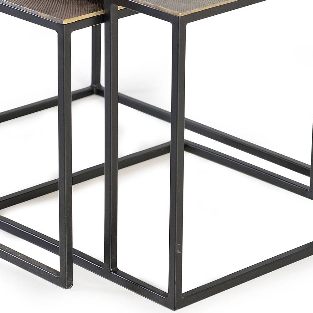 Detailansicht des schwarzen Metallgestells und der bronzefarbenen Tischplatten des Couchtischs – Nineo