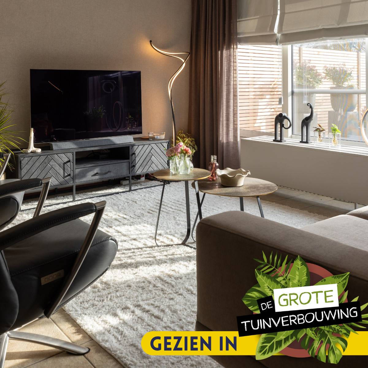 Antiker Salontisch mit sternförmigem Muster und schwarzen Metallbeinen im Wohnzimmer – Monchy