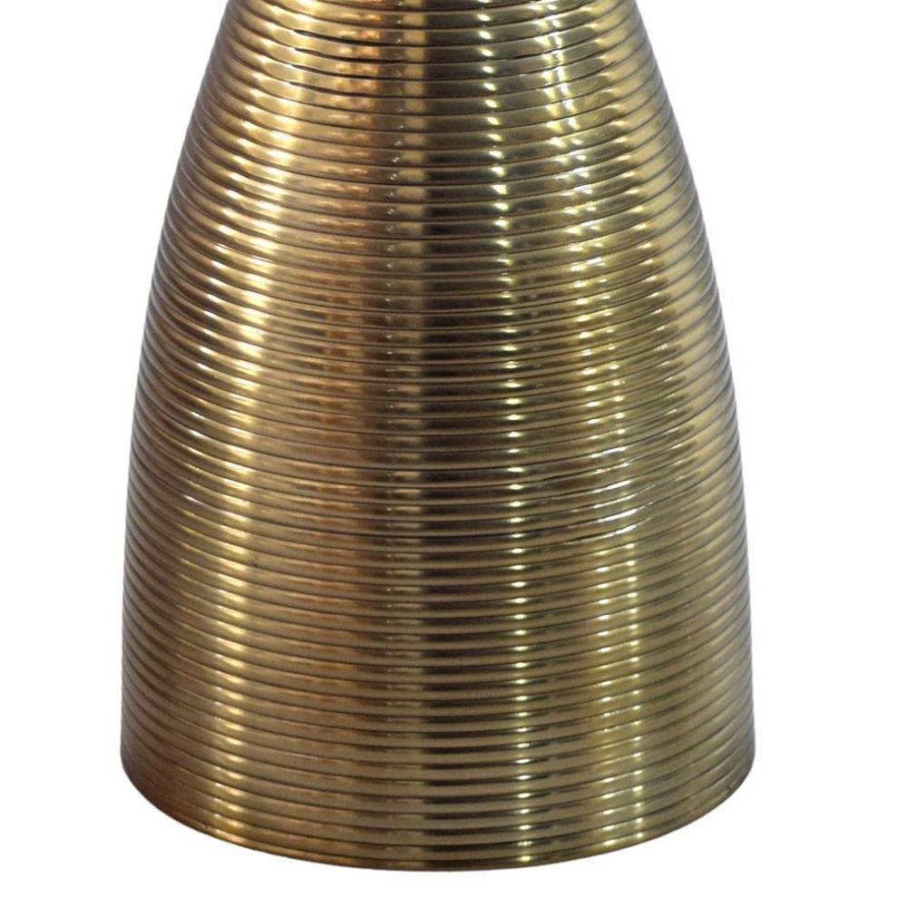 Detailansicht der geriffelten goldenen Metallbasis des Couchtisches – Chestra