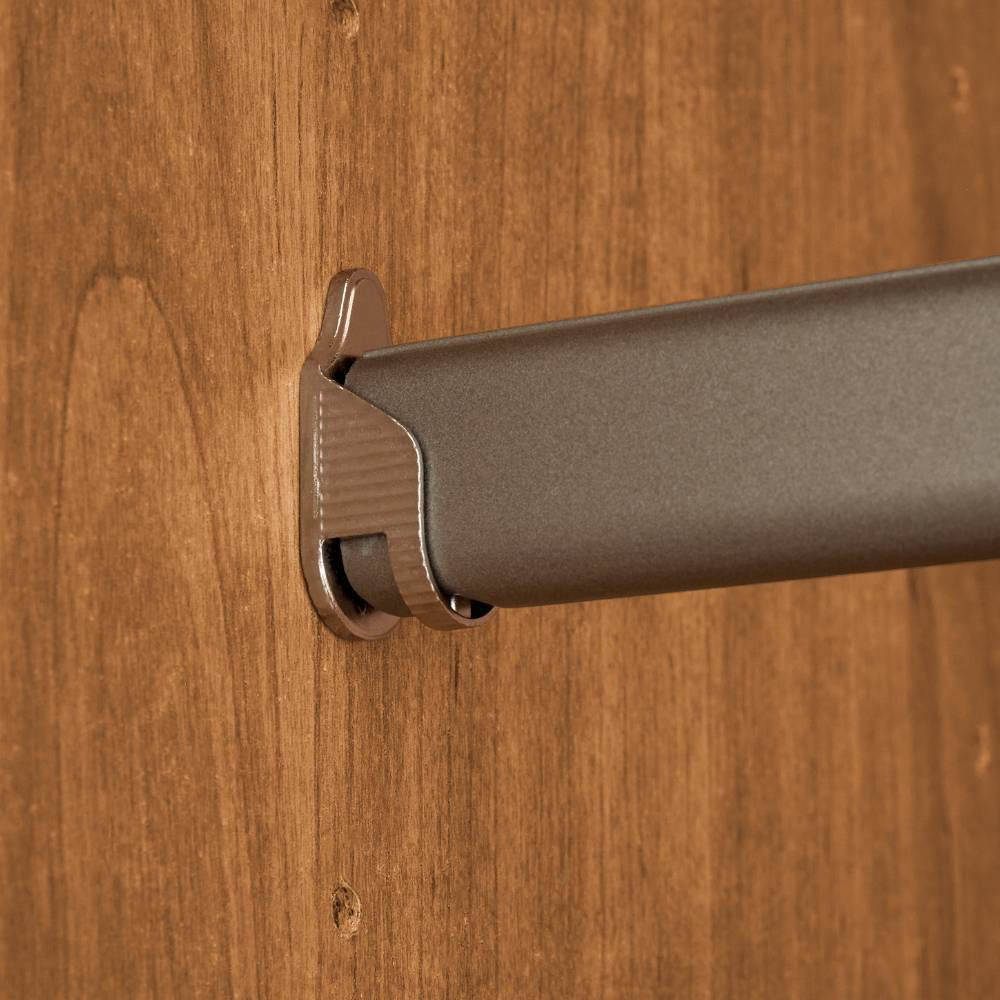Ende der Kleiderstange mit stabiler Befestigung im Schrank für hängende Kleidung – Murray