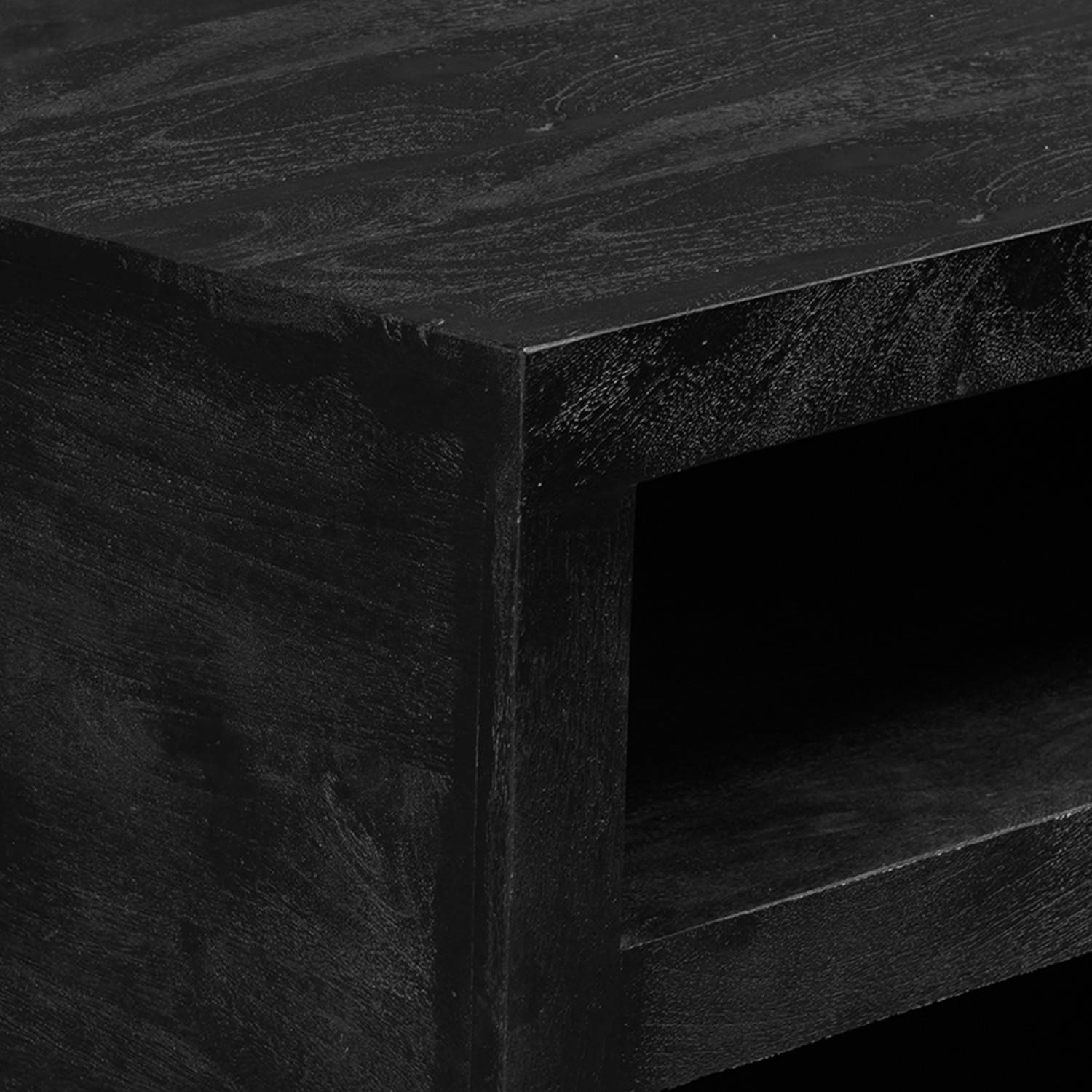Schwarzer Beistelltisch aus massivem Holz mit sichtbarer Holzmaserung und robuster Oberfläche – Trapper