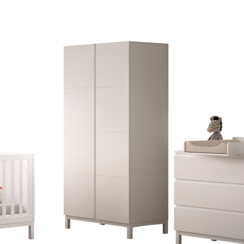 Hoher weißer Kleiderschrank mit zwei Türen und Griffen aus dem dreiteiligen Babyzimmer – Crocinol