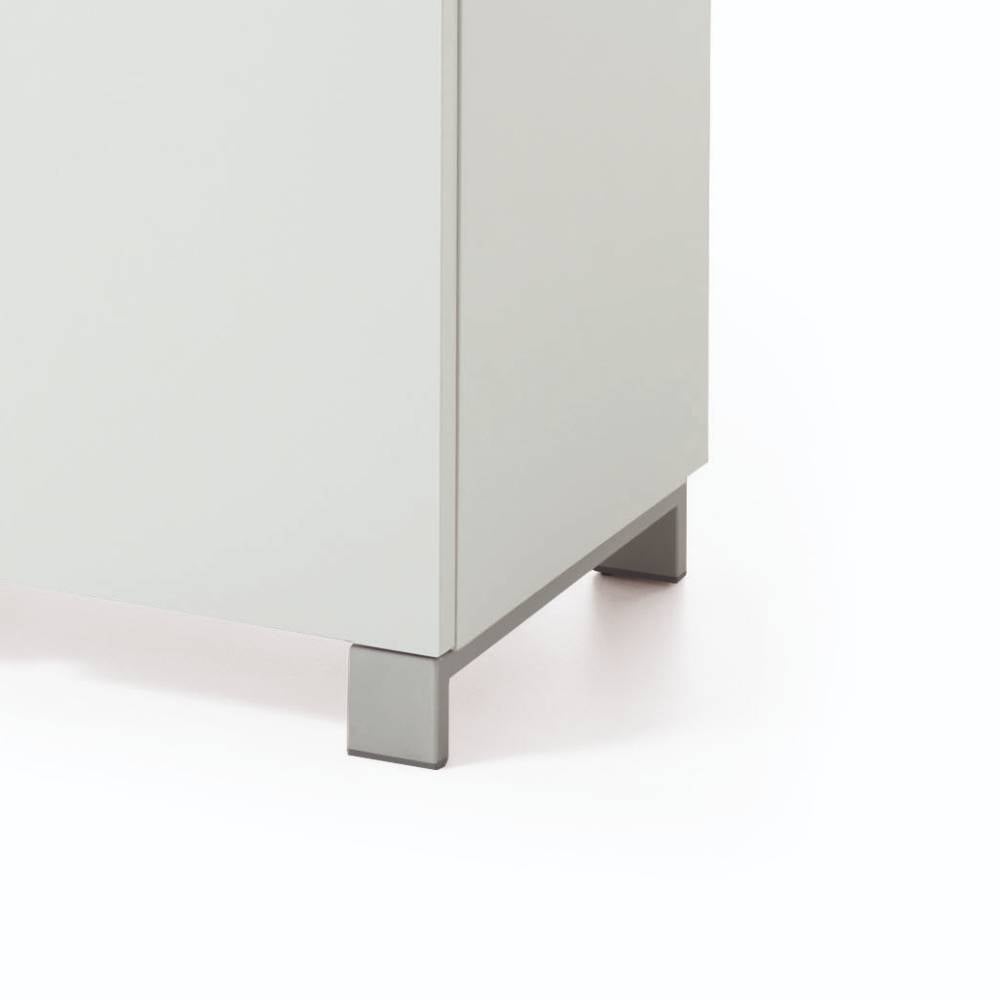 Weißer Garderobenschrank mit modernen grauen Metallfüßen am unteren Ende – Holdywas