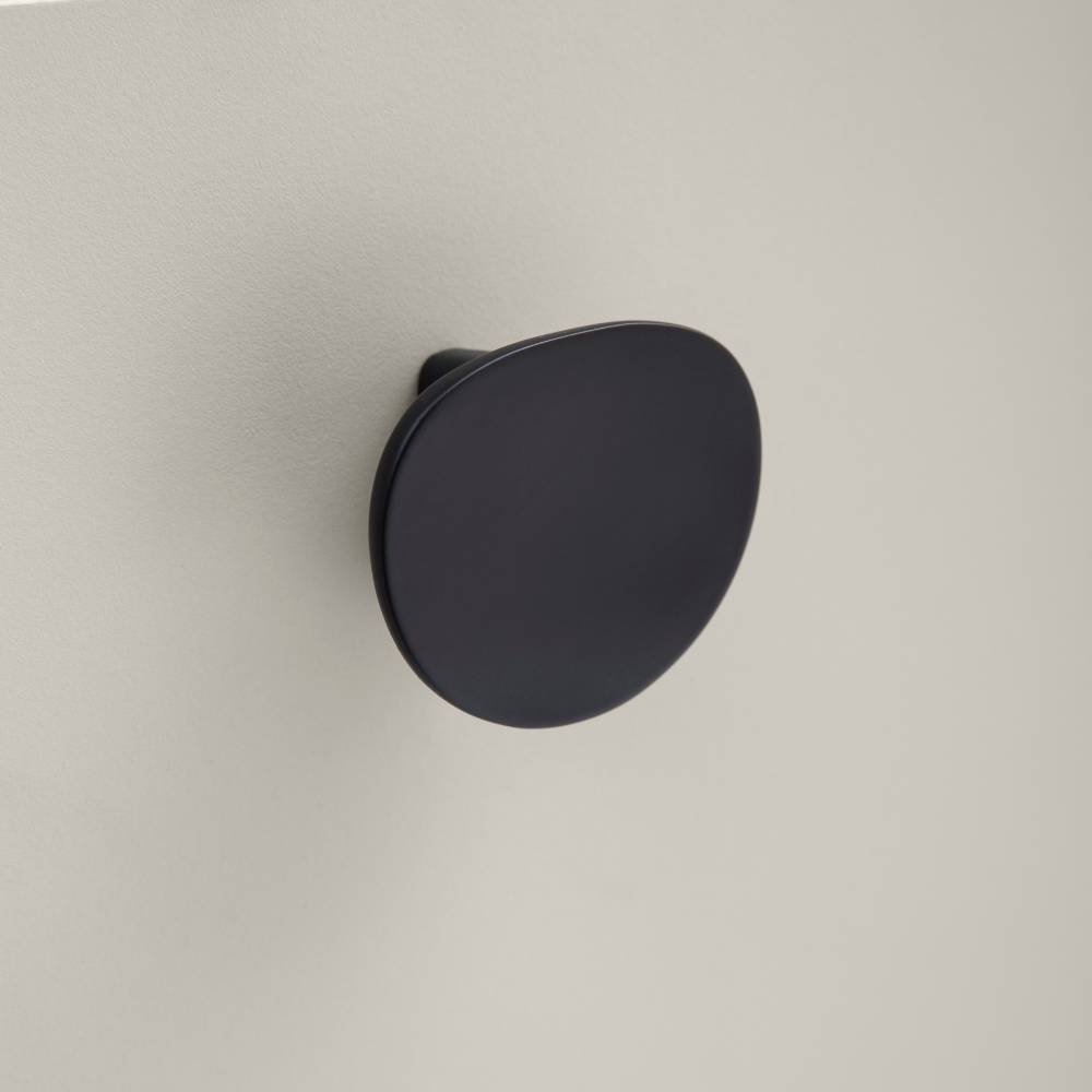 Schwarzer, ovaler Schubladengriff an cremeweißem Badschrank, modernes Design – New Orleans