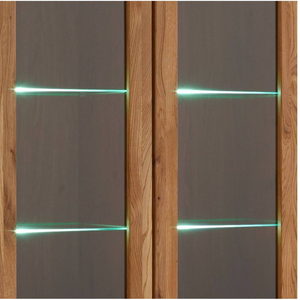 Innenansicht der Vitrine mit zwei leuchtenden Glasböden und integrierter LED-Beleuchtung – Scarlett