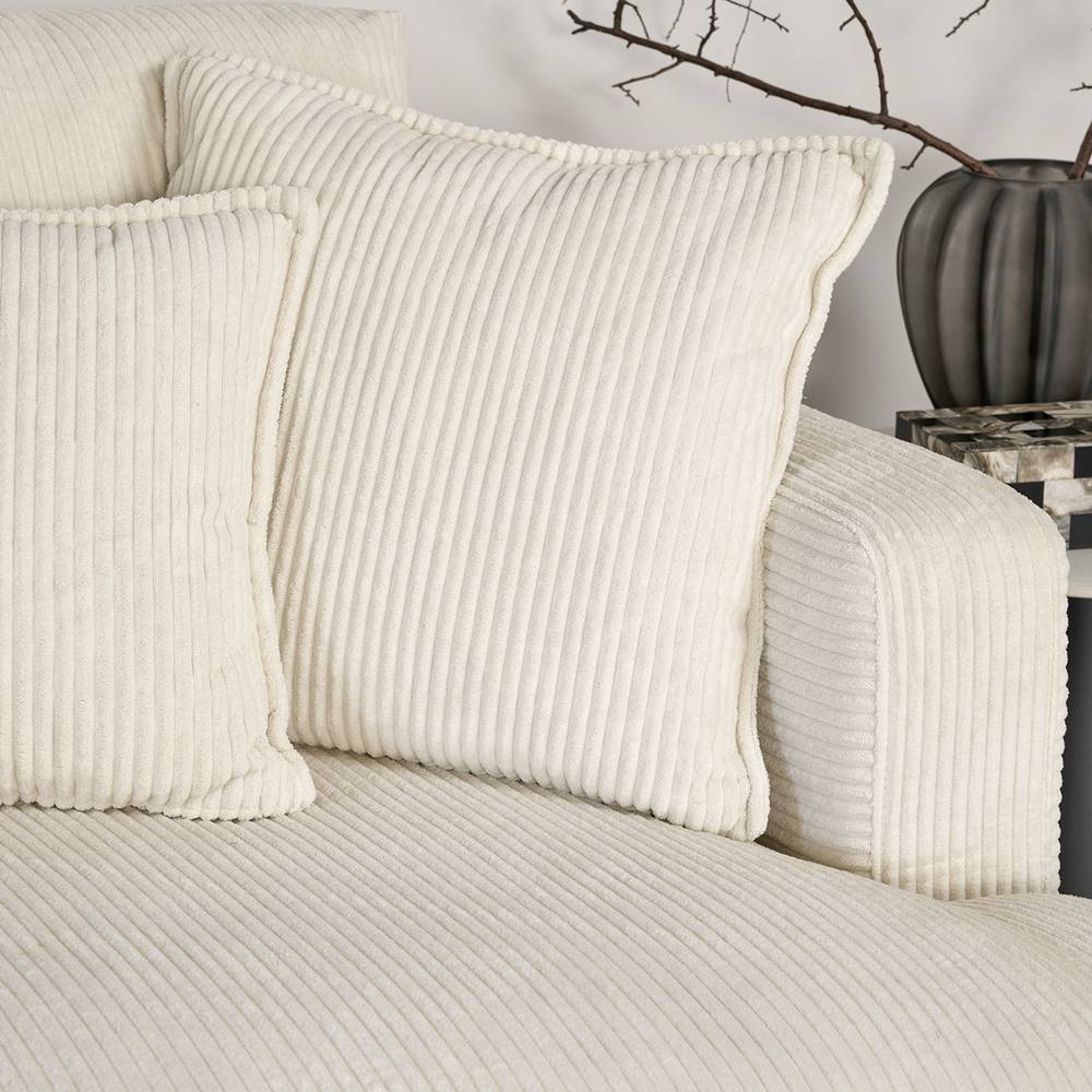Weiche Kissen aus Offwhite Cord auf dem Wohnzimmer Ecksofa – Fiva
