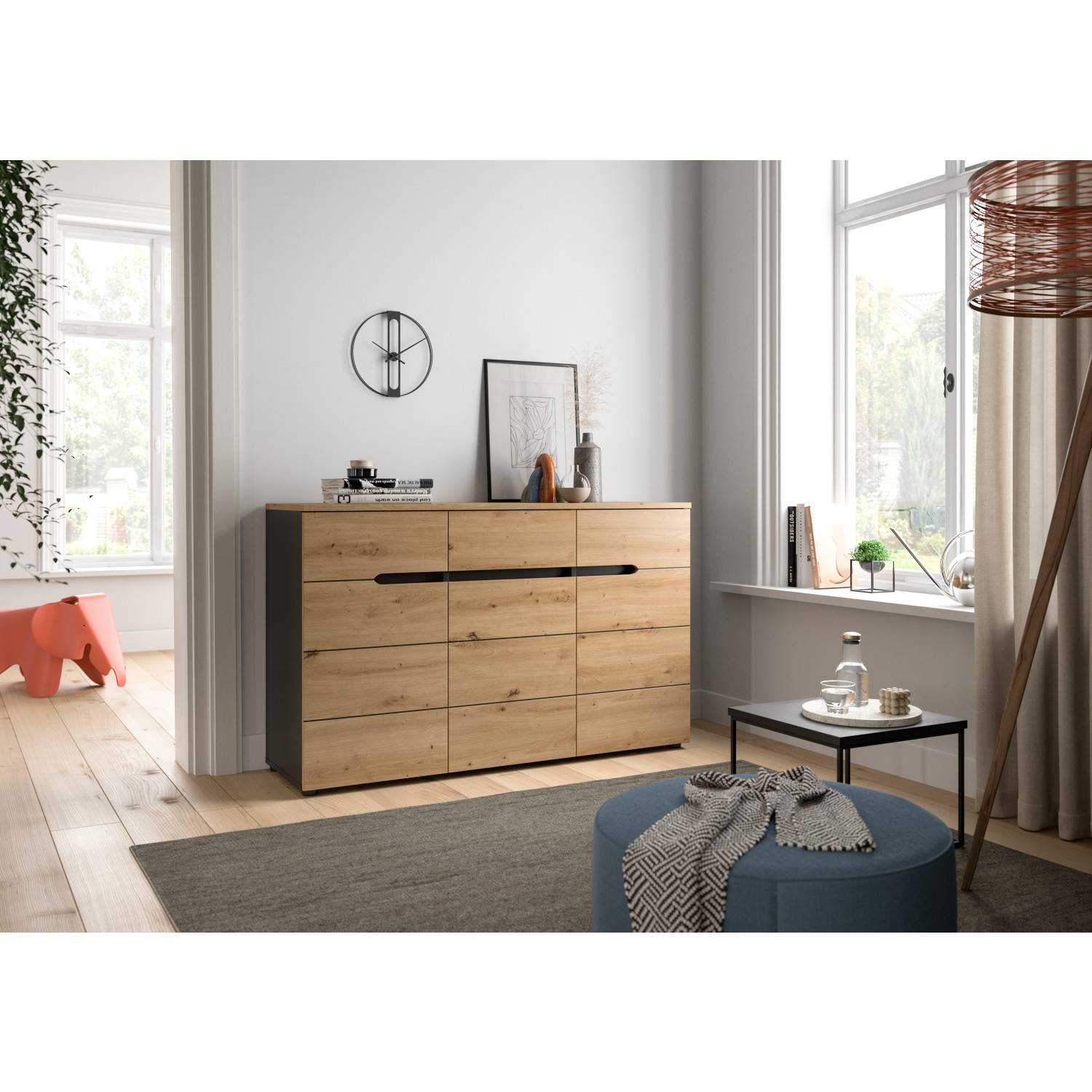 Breites Sideboard mit neun Schubladen in Holzoptik und dunklem Korpus für das Wohnzimmer – Irysma