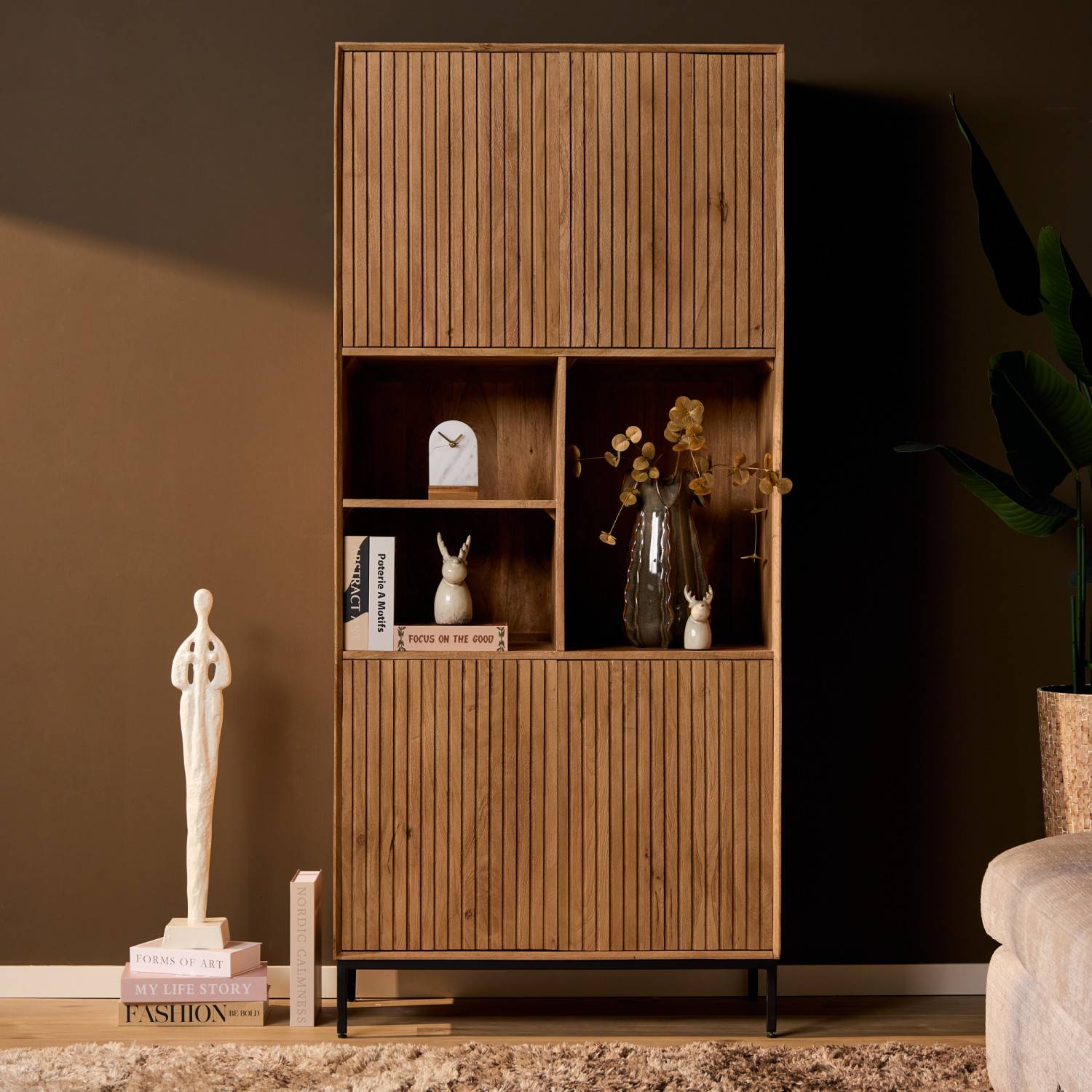 Modernes Holzregal aus Mangoholz mit geschlossenen Lamellentüren und praktischen offenen Ablagefächern – Kojas