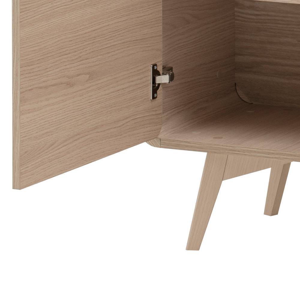 Geöffnete Tür mit Scharnier und schräger Fußkonstruktion des Highboards – Embrus