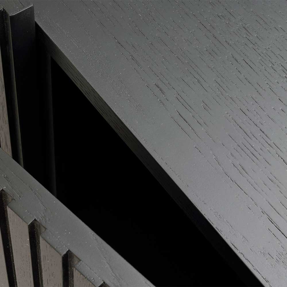 Innenansicht des dunklen Eichenholz Sideboards mit sichtbarer Holzmaserung an Tür und Korpus – Hemorian