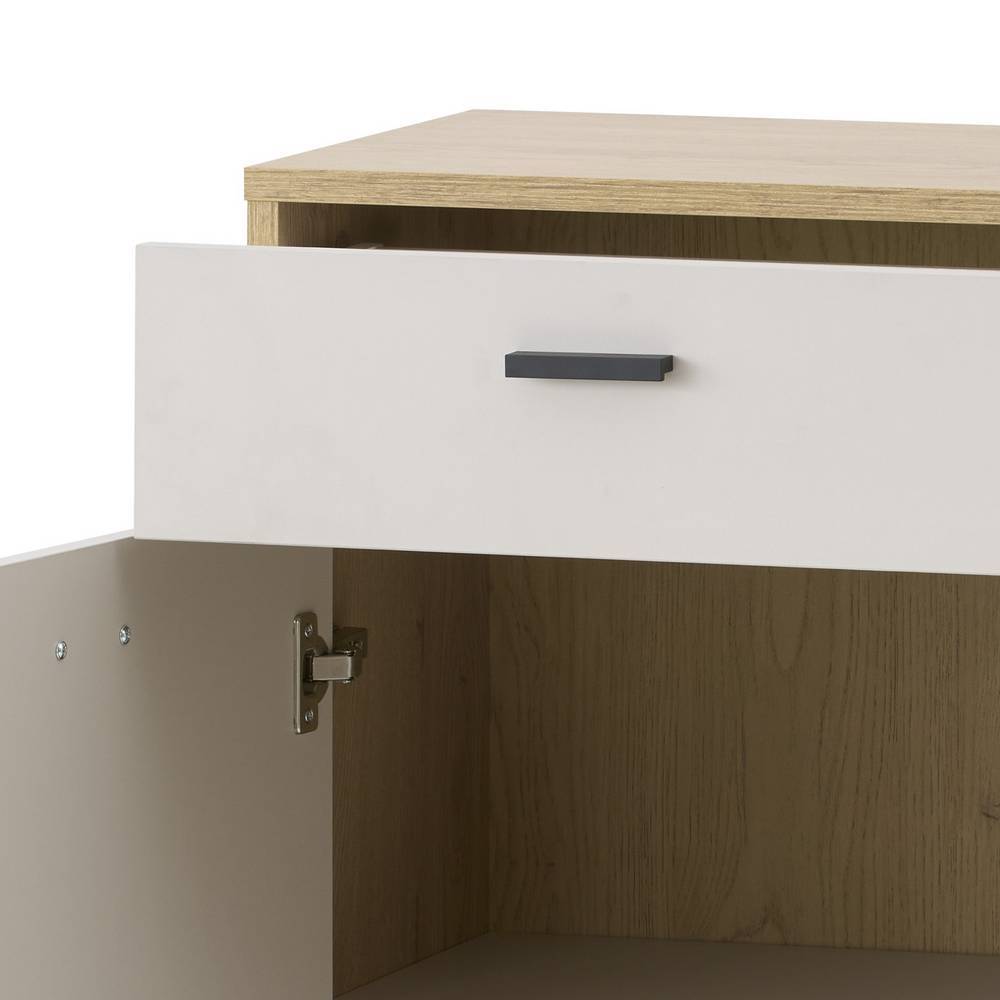 Offene Schublade und Schranktür der Kombi-Kommode in Beige mit Eiche Holzoptik und schwarzem Griff – Dasanti