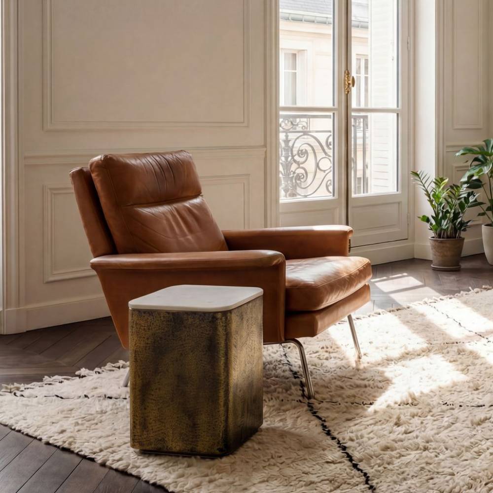 Eleganter Beistelltisch mit Marmorplatte neben Ledersessel im Wohnzimmer – Furcia