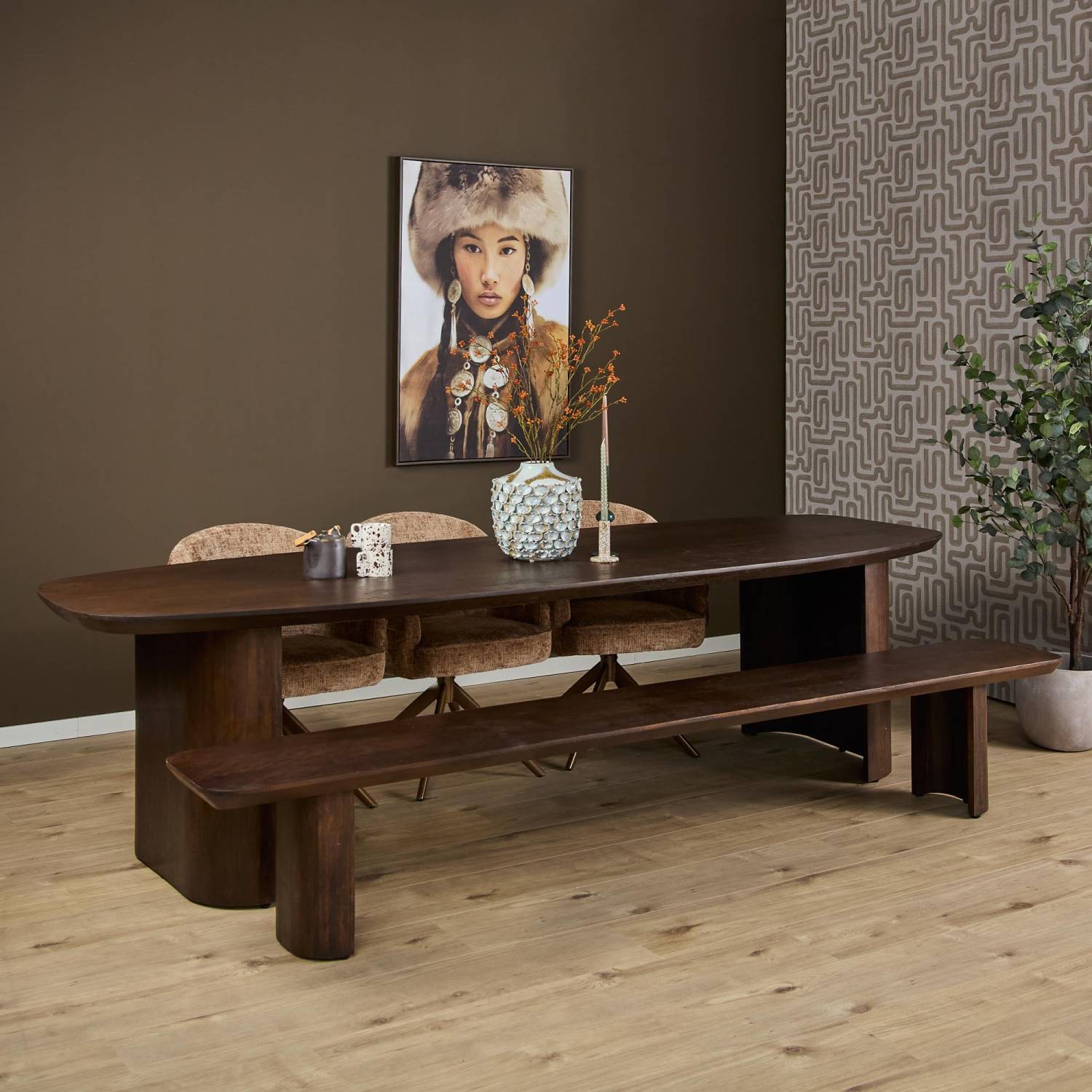Ovale Esstischplatte aus dunklem Holz mit massiven Sockeln und passender Sitzbank – Addagio