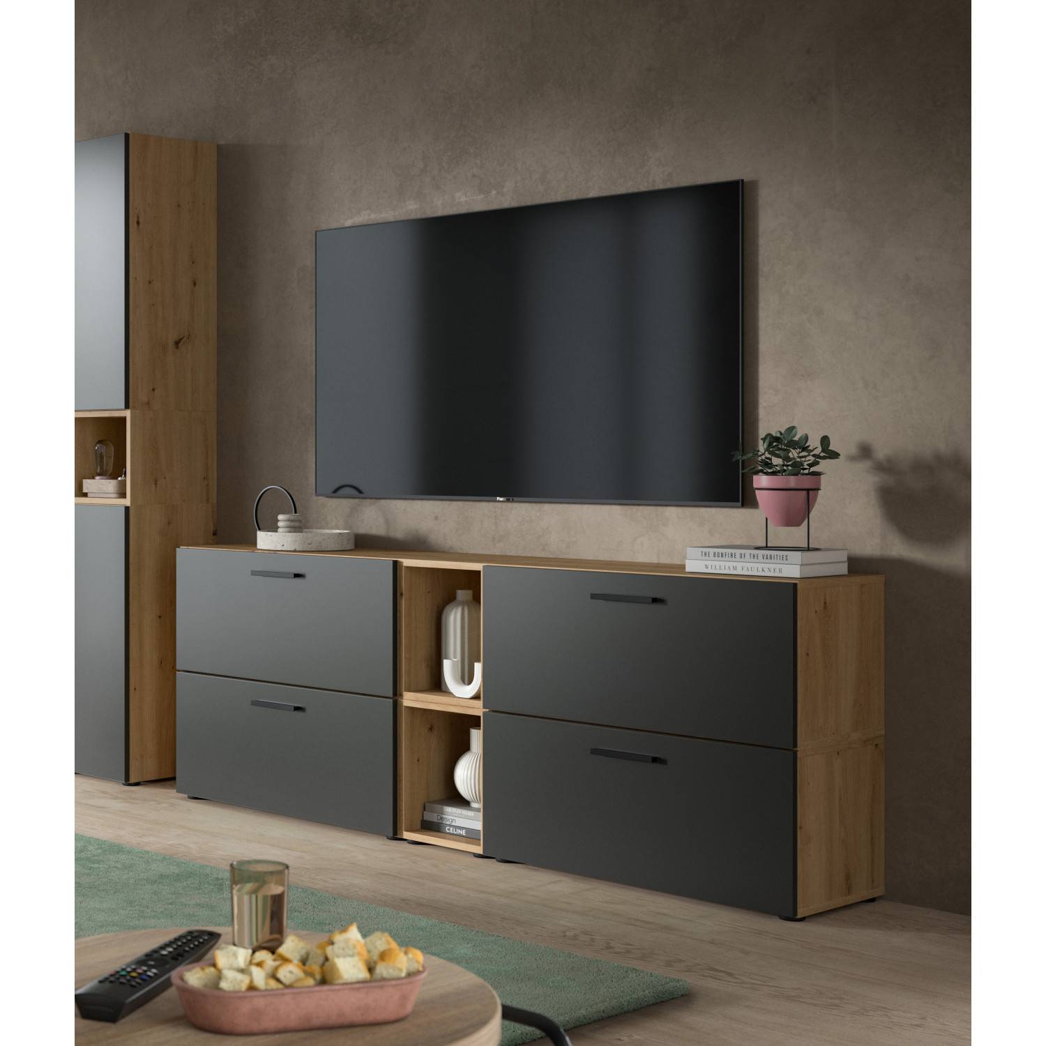 Geschlossene TV-Wohnwand mit viel Stauraum, Holzoptik und dunklen Fronten im Wohnzimmer – Estoron