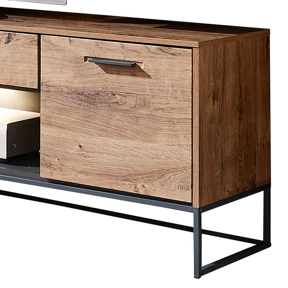 Detailansicht der Tür mit dunklem Griff und der robusten Holzmaserung des TV-Boards – Xindus