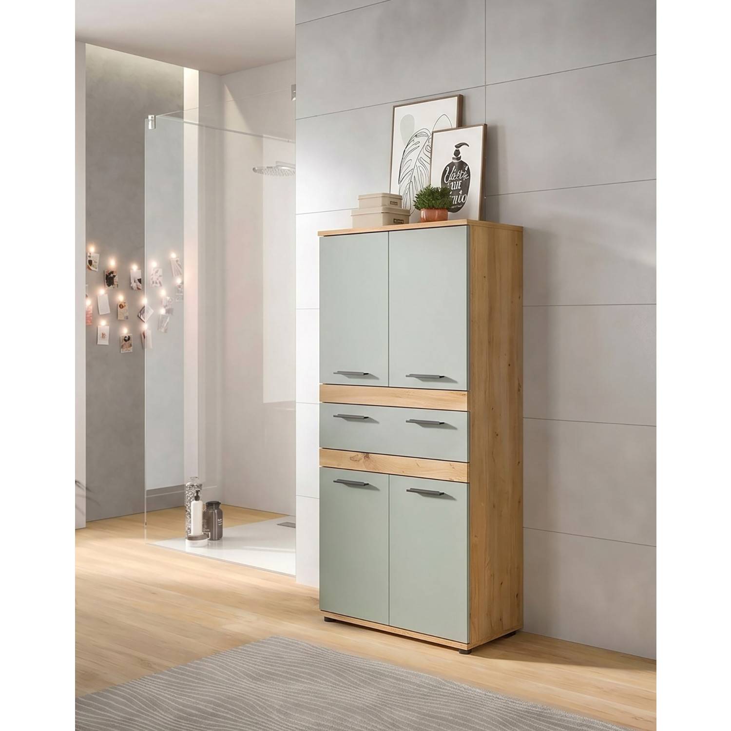 Geräumiger Badezimmerschrank mit Holzoptik und salbeigrünen Fronten, elegant im Bad – Luzanos