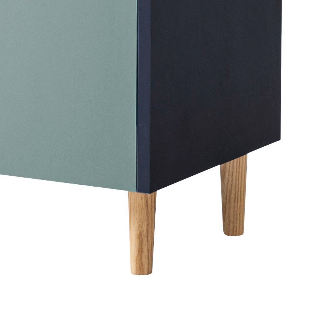 Detail eines Badunterschranks mit hellgrüner Tür und hellem Holzfuß in skandinavischem Design – Emily