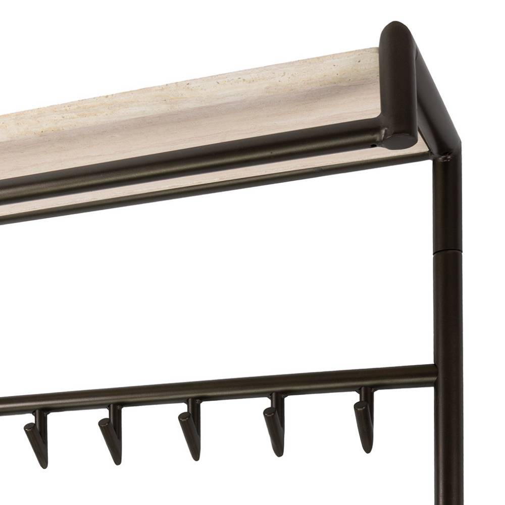 Obere rechte Ecke der Flurgarderobe mit Ablage in heller Holzoptik und robustem Metallgestell – Matura